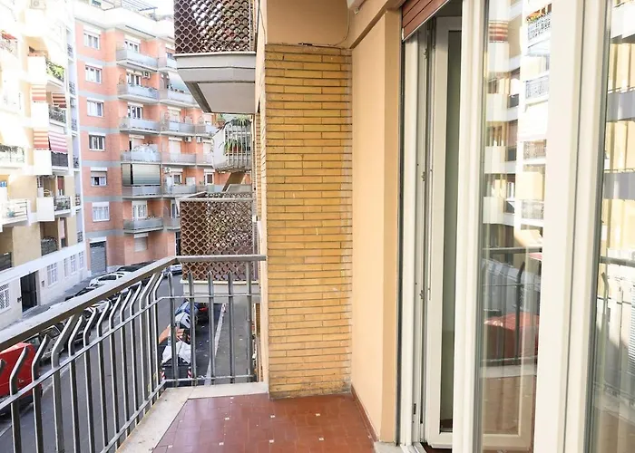 Banksy Inspired - Colli Albani Apartment Rom